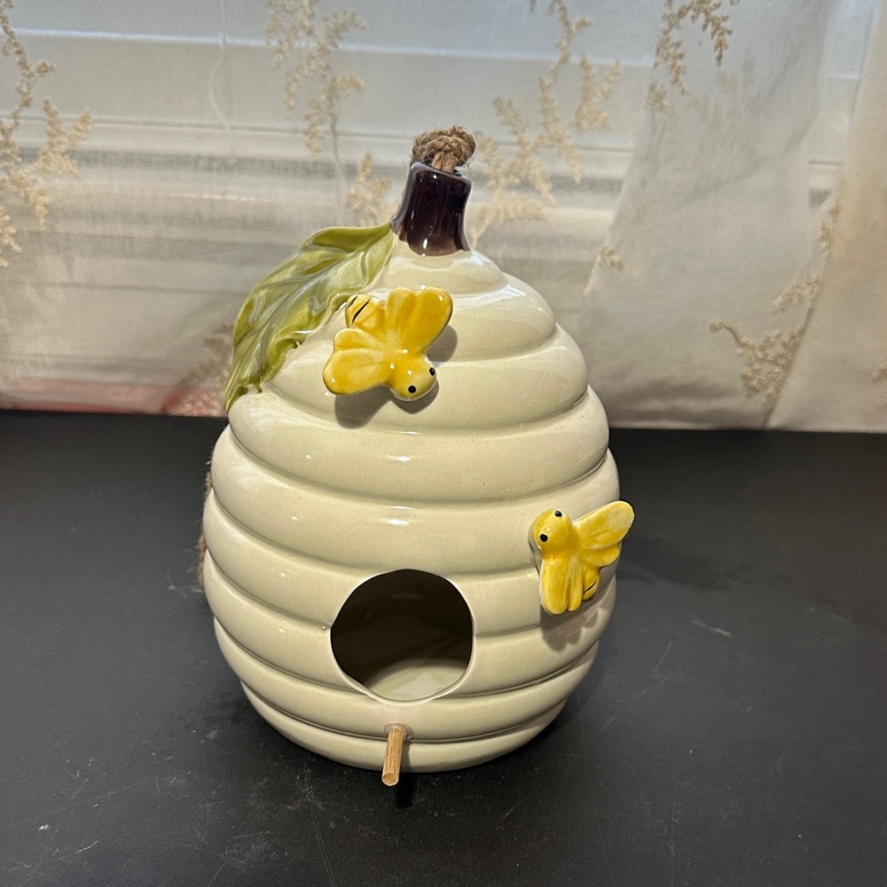 Ceramic beehive bird feeder